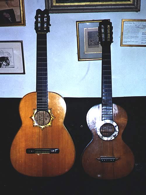 A la izquierda guitarra del mismo modelo de las que usaba Carlos Gardel. A la derecha guitarra presuntamente perteneciente al Gral San Martin. Colección de Luis Cuenllas