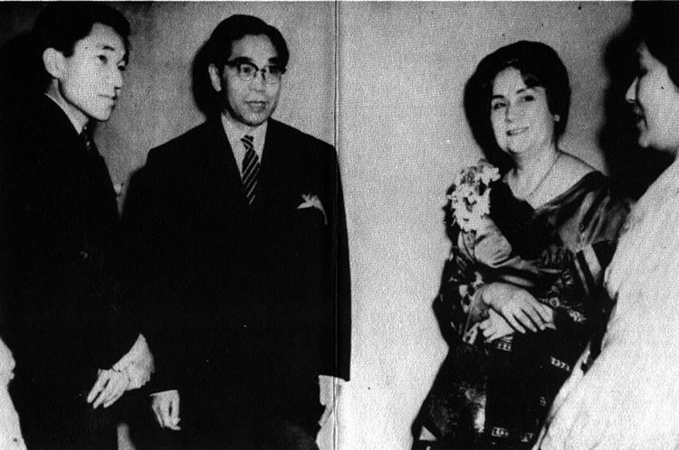 Maria Luisa Anido junto al principe heredero de Japon Akihito - 1954